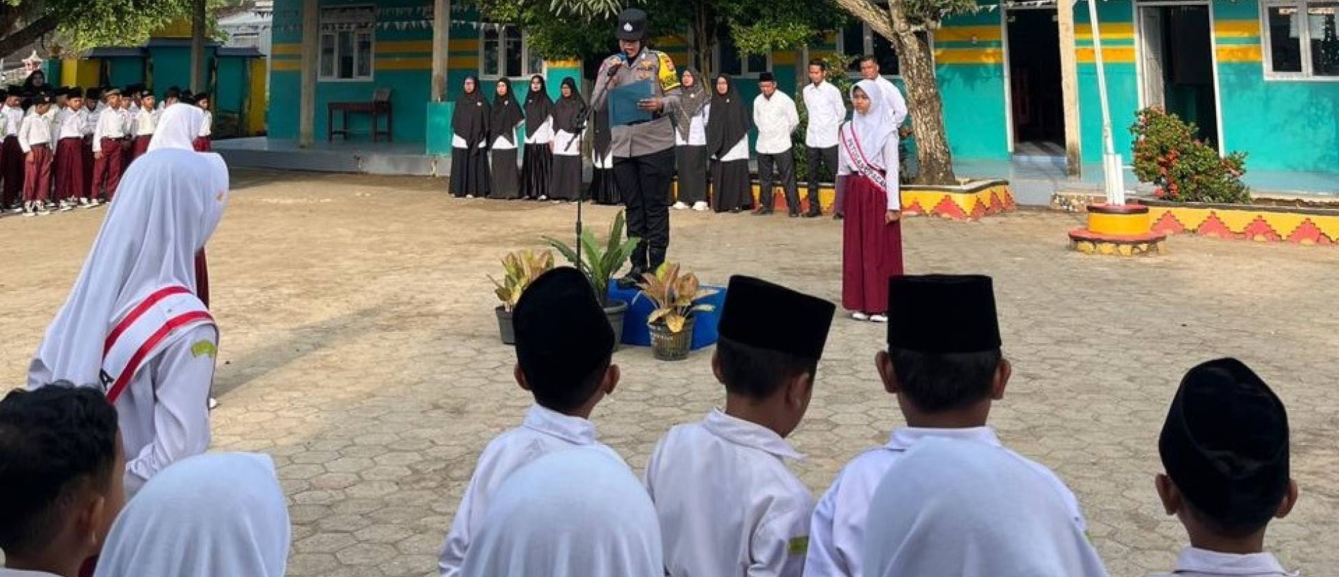 Semangat Kartini Menggema di Upacara Bendera MI Muhammadiyah Trimulyo